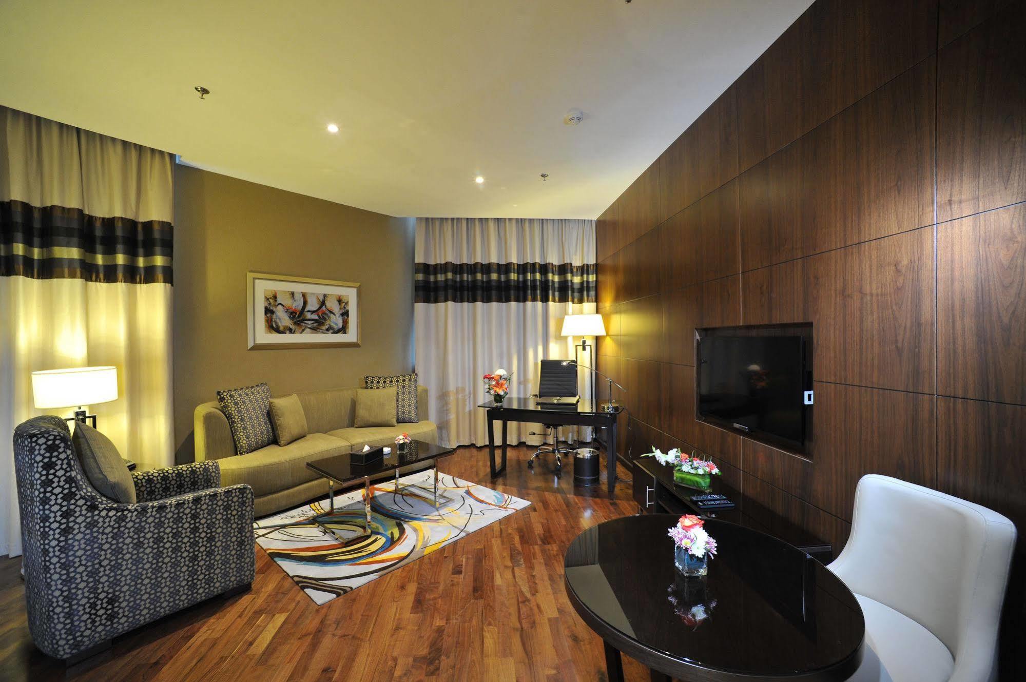 Ramada Abu Dhabi Corniche Hotel Екстериор снимка
