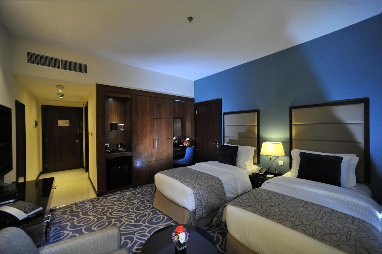 Ramada Abu Dhabi Corniche Hotel Стая снимка